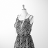Patrón de leopardo negro sobre fondo blanco con manchas irregulares distribuidas verticalmente sutex woven dress form mockup