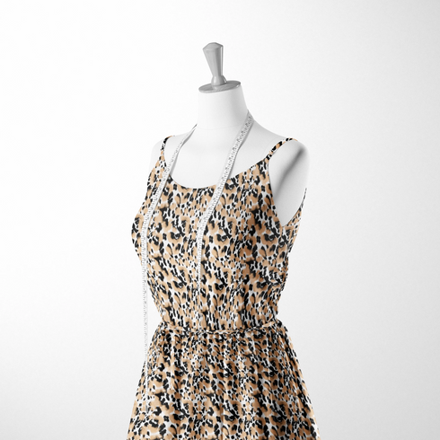 Estampado animal print en negro, café y blanco con manchas difuminadas estilo leopardo sutex woven dress form mockup