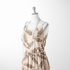 Hojas Elegantes en Tono Beige Tela