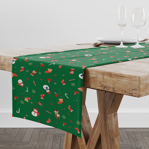 Patrón navideño sobre fondo verde con muñecos de nieve, calcetines, bastones de caramelo y copos de nieve table runner mockup