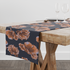 Flores estilizadas en tonos ocre y marrón sobre fondo negro oscuro, diseño artístico botánico decorativo table runner mockup