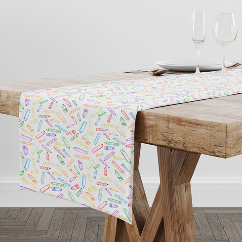 Patrón colorido de lápices y crayones dibujados en estilo lineal sobre fondo blanco table runner mockup