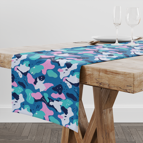 Patrón abstracto en tonos azul, turquesa, rosa y blanco con formas orgánicas superpuestas. table runner mockup