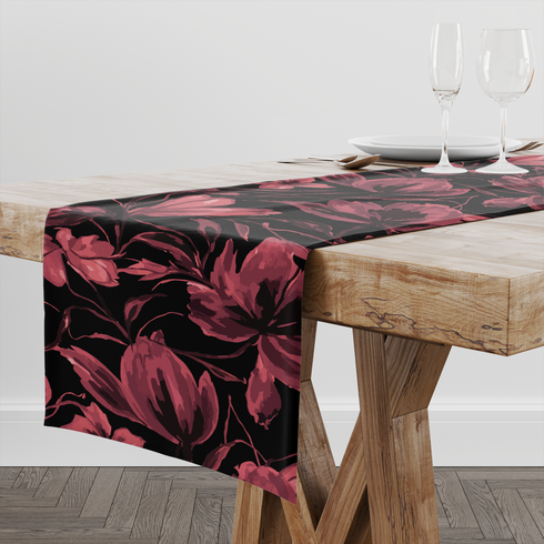 Patrón floral con flores de color rosa oscuro/burdeos sobre fondo negro, estilo artístico table runner mockup