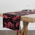 Patrón floral con flores de color rosa oscuro/burdeos sobre fondo negro, estilo artístico table runner mockup