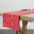 Patrón abstracto de colores vibrantes con tonos de rojo, naranja, púrpura y amarillo en forma de mármol líquido. table runner mockup
