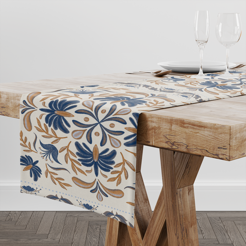 Diseño floral simétrico con motivos azules y marrón dorado en estilo folk, ornamento decorativo tradicional table runner mockup