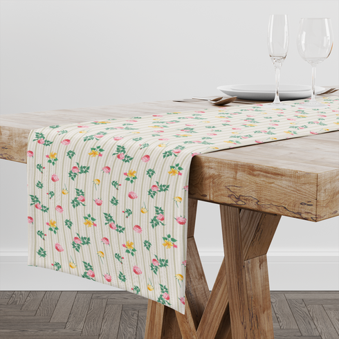 Patrón floral con rosas rosadas y amarillas sobre fondo de rayas beige y crema con hojas verdes table runner mockup