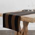 Patrón de rayas verticales alternando negro y café en diseño repetitivo table runner mockup