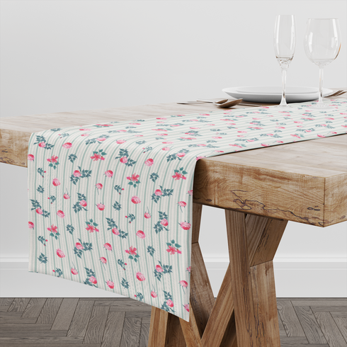 Patrón floral con rosas rosadas sobre fondo de rayas verticales grises y blancas table runner mockup