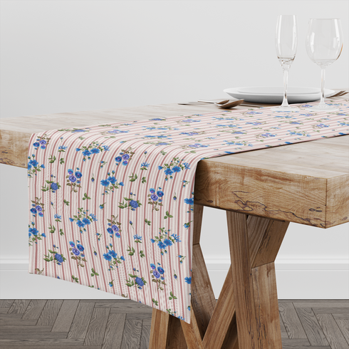 Patrón floral con rosas azules sobre fondo de rayas rosadas y blancas verticales delicadas table runner mockup
