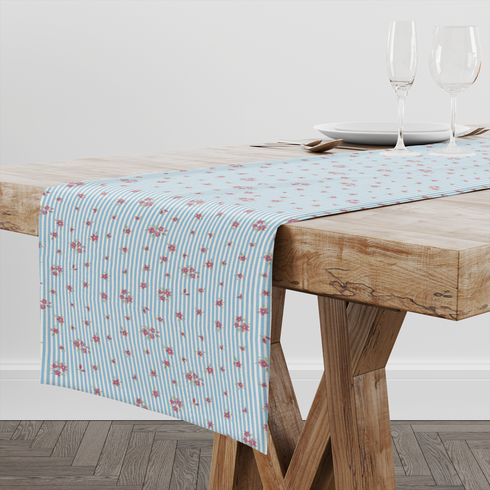 Patrón de rayas azul cielo con flores rosadas pequeñas dispersas sobre fondo blanco table runner mockup