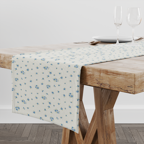 Patrón de flores azules pequeñas sobre fondo de rayas beige y blanco, estilo delicado y fresco table runner mockup