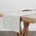 Patrón de flores azules pequeñas sobre fondo de rayas beige y blanco, estilo delicado y fresco table runner mockup