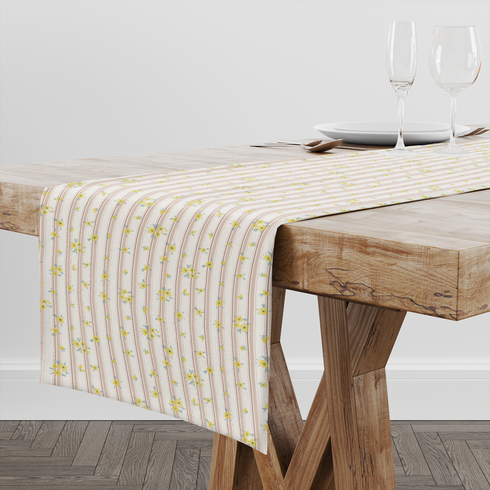 Patrón delicado con flores amarillas pequeñas sobre fondo de rayas rosado y crema suave table runner mockup