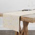 Patrón delicado con flores amarillas pequeñas sobre fondo de rayas rosado y crema suave table runner mockup