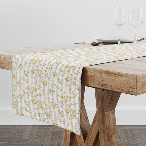 Patrón floral delicado con flores amarillas y hojas grises sobre rayas verticales en fondo crema table runner mockup