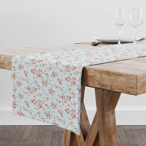 Patrón floral coral y gris sobre rayas azul cielo, flores delicadas con hojas decorativas table runner mockup