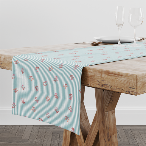 Patrón de rayas verticales turquesa sobre fondo blanco con motivos de hojas rosado coral dispersos table runner mockup