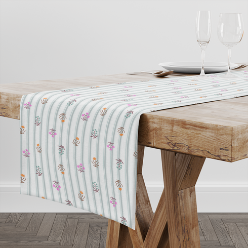 Patrón de rayas verticales gris con pequeños motivos florales en rosado, naranja y verde agua dispersos table runner mockup