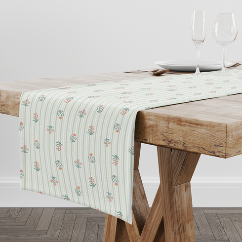 Patrón de rayas verdes con flores coral y hojas dispersas sobre fondo crema table runner mockup