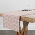 Patrón rosado con rayas verticales y estampado florales de ramas delicadas en gris table runner mockup