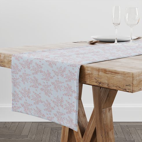 Patrón de rayas verticales azul cielo con delicadas flores rosado pálido dispersas table runner mockup