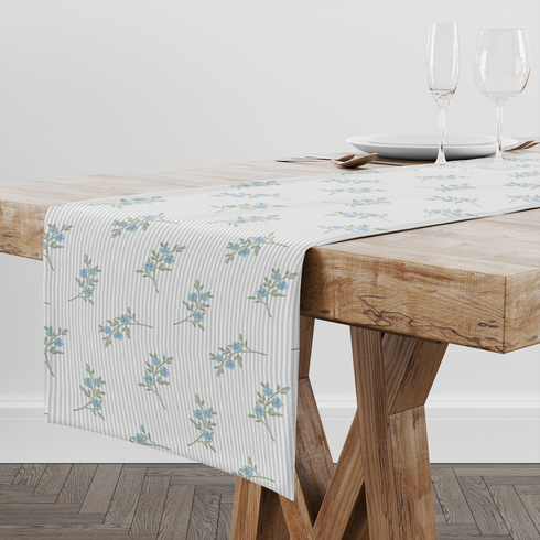 Patrón floral azul con ramas delicadas sobre fondo de rayas blancas y grises, estilo botánico table runner mockup