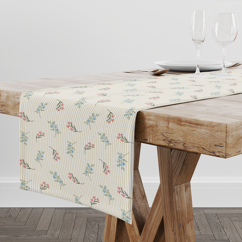 Patrón de rayas beige con flores rosadas y azules delicadas sobre fondo de líneas verticales table runner mockup