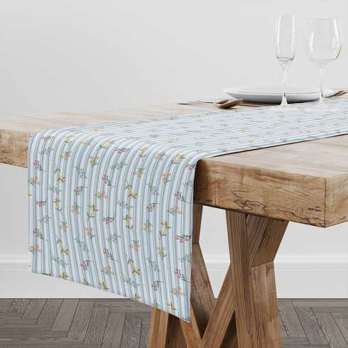 Patrón floral con líneas verticales en tonos azules, flores rosadas y amarillas sobre fondo rayado table runner mockup