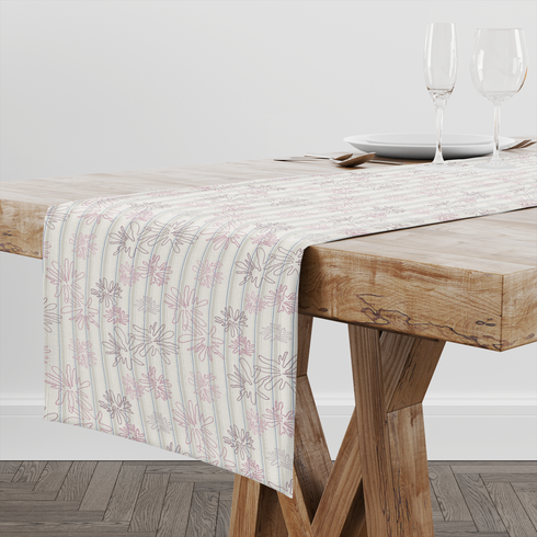Patrón floral con flores rosado pálido sobre fondo de rayas verticales en tonos crema y beige table runner mockup