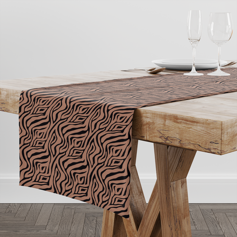Estampado de rayas abstractas onduladas en negro sobre fondo rosado tipo animal print table runner mockup