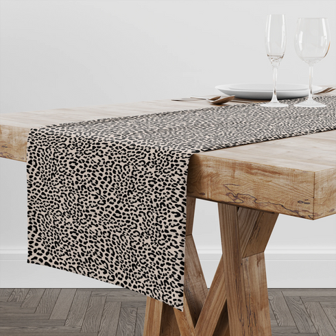 Estampado de pepas negras estilo leopardo sobre fondo beige table runner mockup