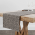 Estampado de pepas negras estilo leopardo sobre fondo beige table runner mockup