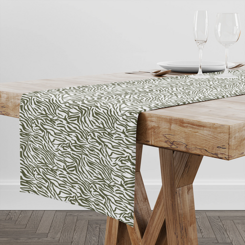 Estampado abstracto con rayas curvas en verde oliva sobre fondo blanco, estilo moderno table runner mockup