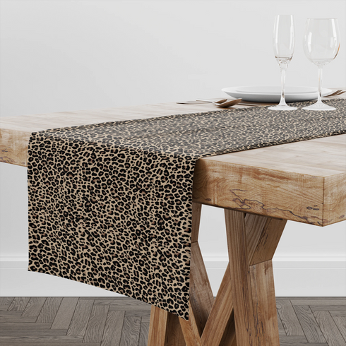 Estampado animal print de leopardo en café y beige sobre fondo negro table runner mockup