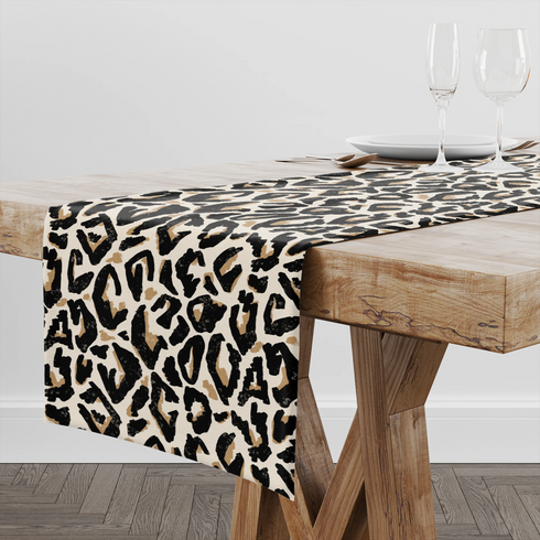 Estampado abstracto negro y dorado con formas orgánicas irregulares sobre fondo crema table runner mockup