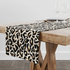 Estampado abstracto negro y dorado con formas orgánicas irregulares sobre fondo crema table runner mockup