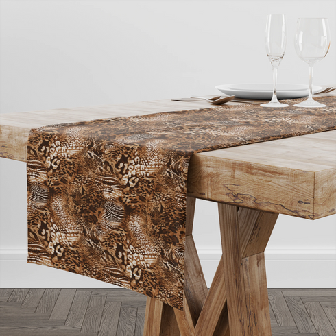 Estampado animal print con leopardo, serpientes y motivos abstractos en tonos café, negro y crema table runner mockup