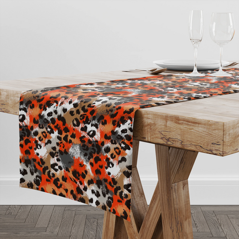 Estampado abstracto con manchas de leopardo en naranja, negro, blanco y café table runner mockup