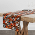 Estampado abstracto con manchas de leopardo en naranja, negro, blanco y café table runner mockup