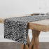 Patrón de leopardo negro sobre fondo blanco con manchas irregulares distribuidas verticalmente table runner mockup