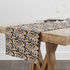 Estampado animal print en negro, café y blanco con manchas difuminadas estilo leopardo table runner mockup