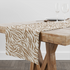 Estampado de rayas onduladas estilo cebra en café y crema table runner mockup