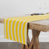 Rayas verticales en amarillo y beige sobre fondo claro