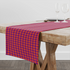 Patrón de cuadros en tonos morado, naranja y vino tinto con diseño geométrico repetitivo
