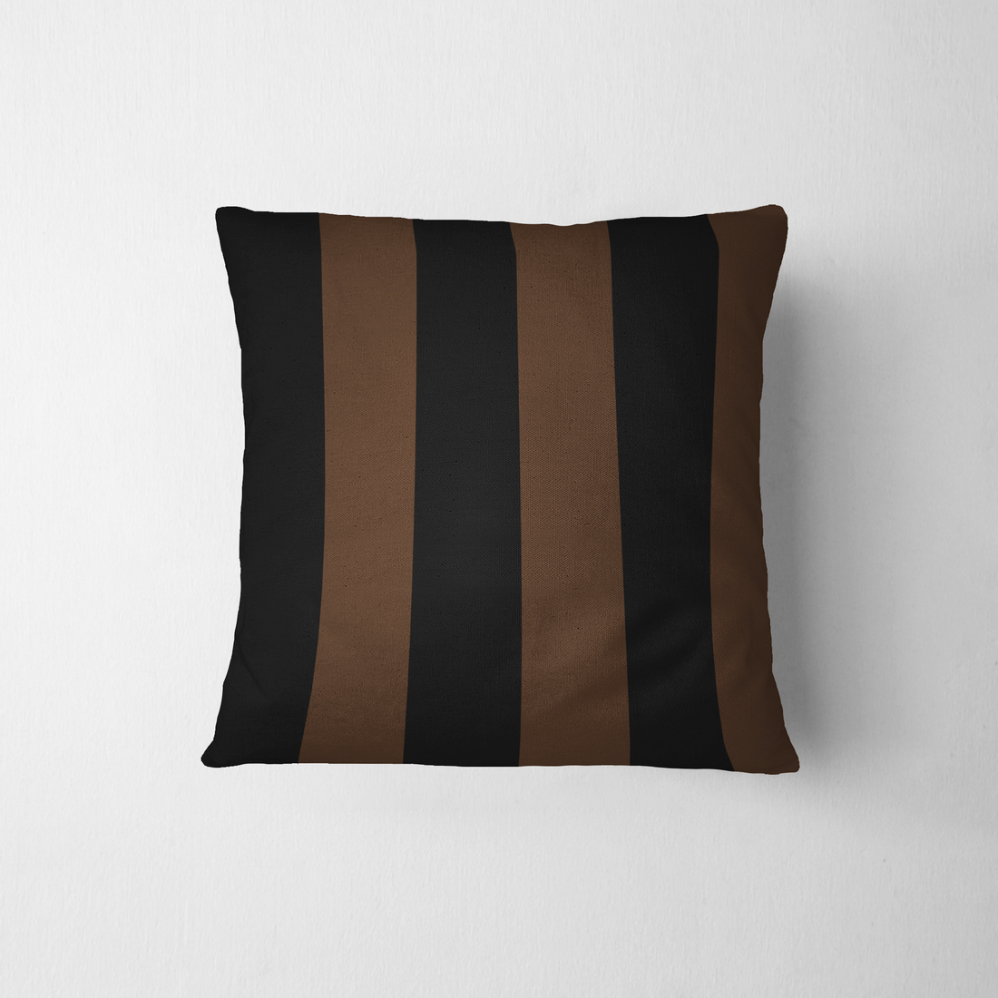 Patrón de rayas verticales alternando negro y café en diseño repetitivo fabric pillow mockup
