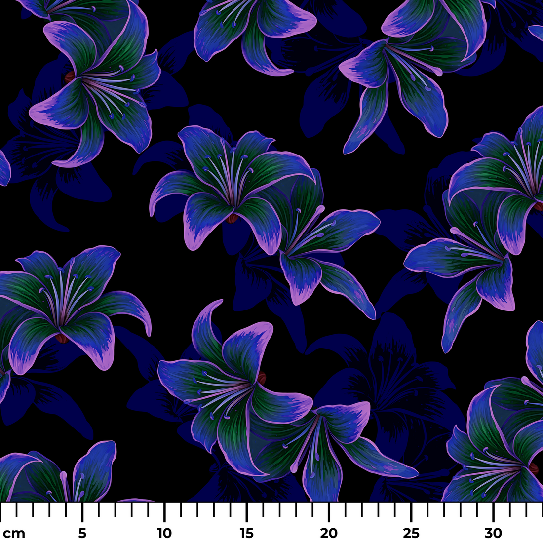 Patrón de flores de lirio en tonos azules y morados brillantes sobre fondo negro profundo ruler cm