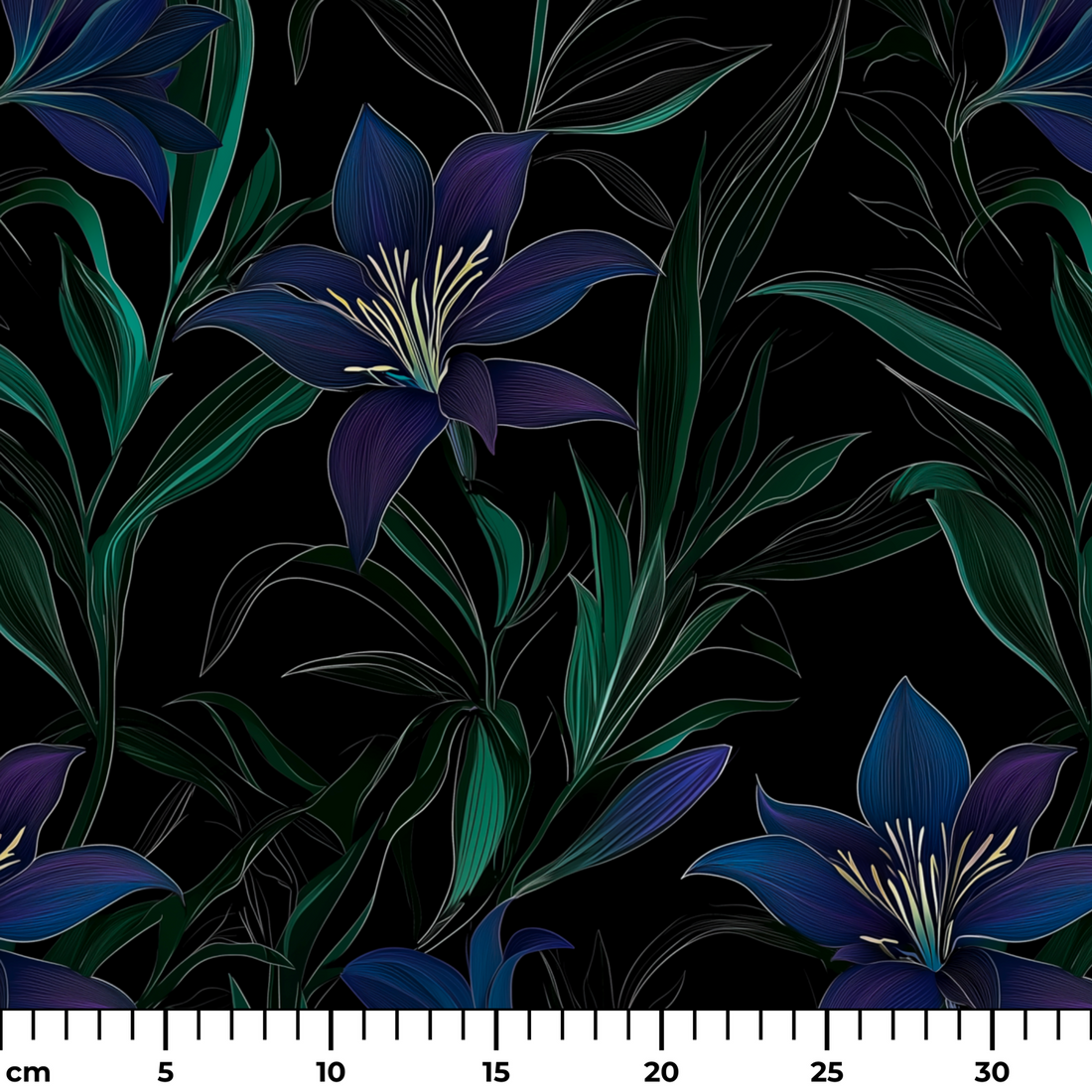 Patrón floral de elegantes lirios azul-púrpura con tallos verdes sobre fondo negro. ruler cm