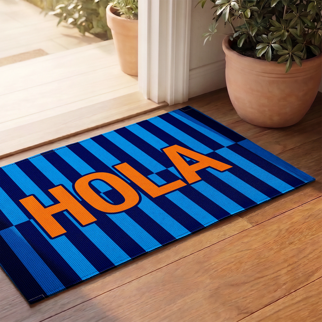 Palabra "HOLA" en naranja sobre fondo de rayas verticales azules y azul marino sutex rug 2x3 door